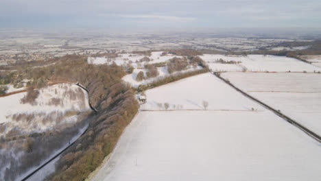 Drone-Shot-Panning-Up-Revealing-Snowy-Cotswold-Landscape