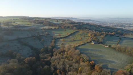 Drone-Shot-Volando-Sobre-Los-Campos-Rurales-De-Cotswold-Durante-Una-Helada-Mañana