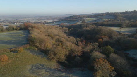 Disparo-De-Drone-Volando-Bajo-Sobre-Los-Campos-Rurales-De-Cotswold-Durante-La-Helada-Mañana-Parte-2-De-2