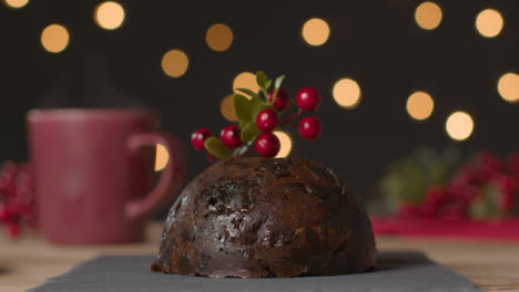 Kamerafahrt-Nähert-Sich-Christmas-Pudding-Mit-Stechpalme
