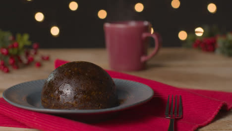 Kamerafahrt-Nähert-Sich-Christmas-Pudding-Auf-Einem-Teller