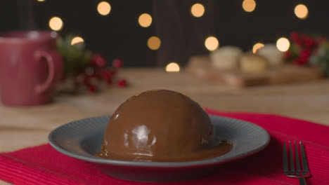 Kamerafahrt-Nähert-Sich-Mit-Schokolade-überzogenem-Christmas-Pudding