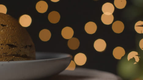 Sliding-Shot-Revealing-Gold-Leaf-Christmas-Pudding