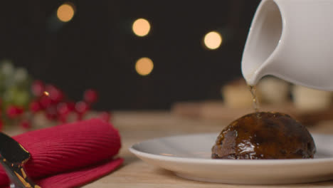 Nahaufnahme-Von-Alkohol,-Der-Auf-Christmas-Pudding-Gegossen-Wird