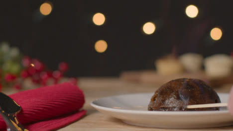 Nahaufnahme-Von-Christmas-Pudding,-Der-Mit-Streichholz-Angezündet-Wird