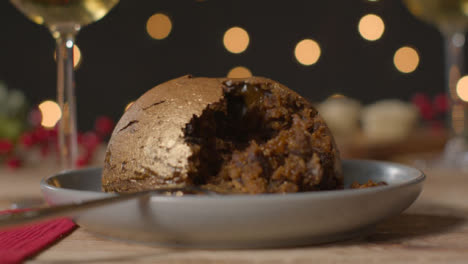 Seguimiento-De-Disparo-Acercándose-A-La-Hoja-De-Oro-Pudín-De-Navidad-Recogido-Con-Un-Tenedor