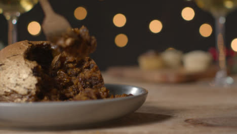 Seguimiento-De-Disparo-Acercándose-A-Un-Pudín-De-Navidad-Con-Pan-De-Oro-Recogido-Con-Un-Tenedor