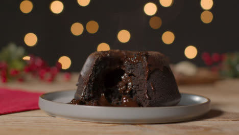 Schiebeschuss-Von-Hand-Mit-Gabel,-Um-Ein-Stück-Weihnachtsschokoladenkuchen-Zu-Nehmen