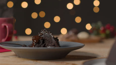 Schiebeschuss-Von-Schokoladen-Weihnachtskuchen-Auf-Dem-Tisch