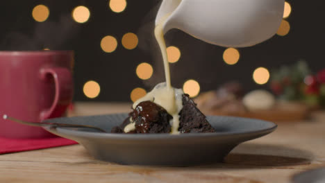 Tiro-Deslizante-De-Crema-Que-Se-Vierte-Sobre-El-Pastel-De-Navidad-De-Chocolate