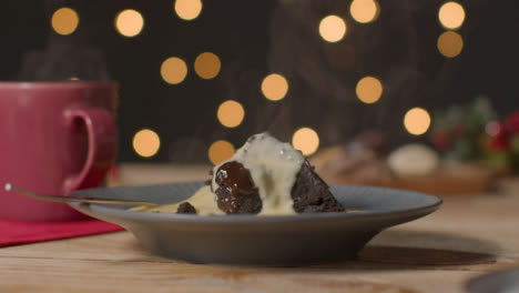 Nahaufnahme-Von-Sahne,-Die-Auf-Schokoladenweihnachtskuchen-Gegossen-Wird
