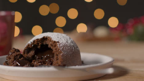 Schiebeschuss-Von-Weihnachts-Schokoladenpudding-Auf-Dem-Tisch