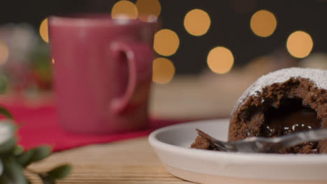 Gleitende-Aufnahme-Einer-Gabel,-Die-Ein-Stück-Weihnachts-Schokoladenpudding-Nimmt