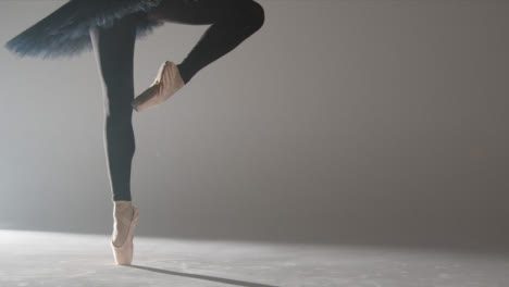 Mittlere-Aufnahme-Von-Beinen-Und-Füßen-Einer-Balletttänzerin,-Die-Auf-Spitze-Tanzen