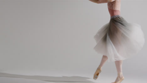 Weitwinkelaufnahme-Einer-Balletttänzerin,-Die-Durch-Das-Bild-Tanzt