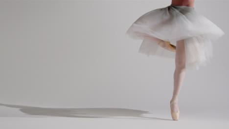 Weitwinkelaufnahme-Einer-Tanzenden-Balletttänzerin