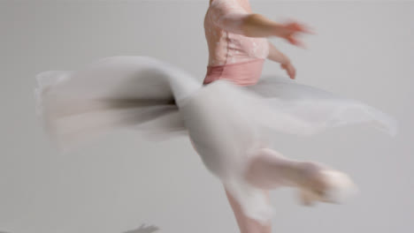 Weitwinkelaufnahme-Einer-Balletttänzerin,-Die-In-Den-Rahmen-Tanzt