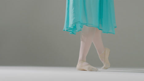 Flachschuss-Von-Balletttänzern,-Die-Außerhalb-Des-Rahmens-Tanzen