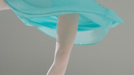 Mitte-Schuss-Von-Balletttänzerinnen-Beine-Wirbeln