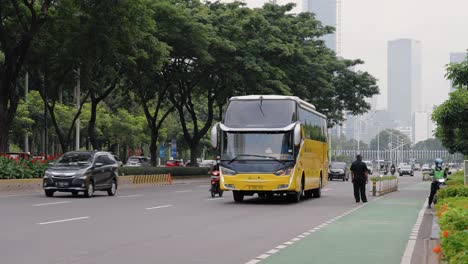 Kamerafahrt-über-Den-Verkehr-In-Jakarta-Auf-Einer-Stark-Befahrenen-Straße