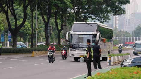Kamerafahrt-über-Den-Verkehr-In-Jakarta-Auf-Einer-Stark-Befahrenen-Straße