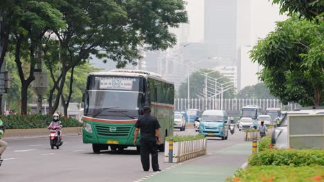 Toma-De-Seguimiento-Del-Bullicioso-Tráfico-De-Yakarta-En-Una-Carretera-Muy-Transitada