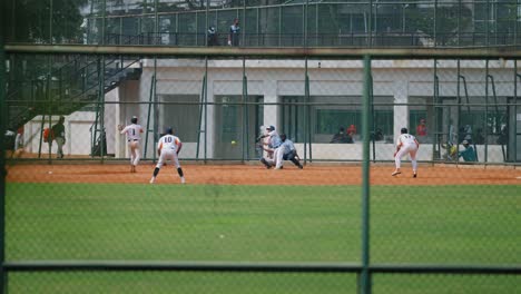 Weitwinkelaufnahme-Junger-Männer,-Die-In-Jakarta-Softball-Spielen