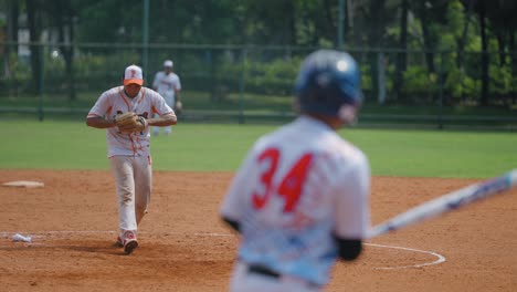 Totale-Des-Softballspielers,-Der-Den-Ball-Wirft