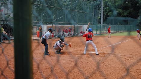 Kamerafahrt-Von-Softballspielern,-Die-Ein-Spiel-Spielen