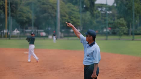 Kamerafahrt-Eines-Softball-Schiedsrichters,-Der-Ein-Spiel-Leitet