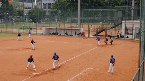 Kamerafahrt-über-Ein-Softballspiel-In-Jakarta