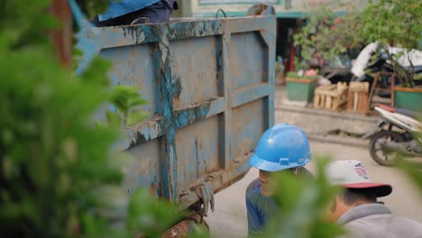 Toma-En-ángulo-Alto-De-Los-Trabajadores-Cargando-Bolsas-En-El-Camión