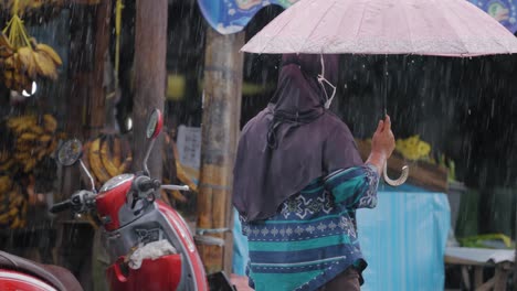 Schwenk-Einer-Frau-Mit-Regenschirm-Im-Regen