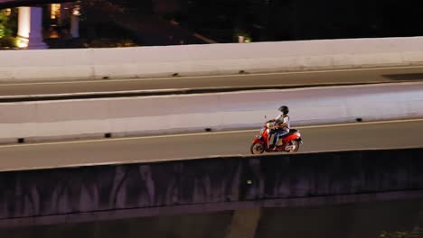 Totale-Verfolgung-Eines-Mopeds-Auf-Der-Autobahn-Von-Jakarta