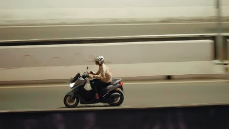 Totale-Verfolgung-Eines-Mopeds-Auf-Einem-Highway-In-Jakarta