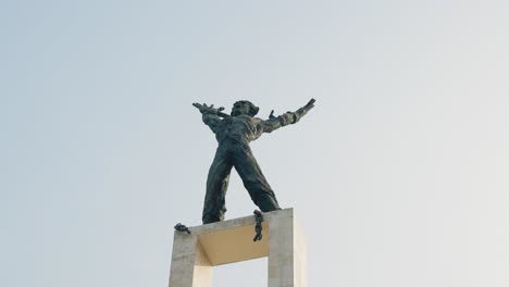 Toma-En-ángulo-Bajo-Del-Monumento-A-La-Liberación-De-Irian-Jaya-En-Yakarta