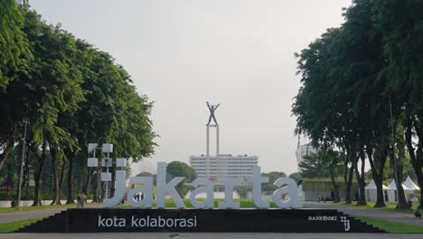 Kamerafahrt-Nähert-Sich-Irian-Jaya-Befreiungsdenkmal-In-Jakarta