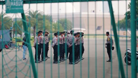 Totale-Aufnahme-Von-Indonesischen-Soldaten-Hinter-Dem-Zaun