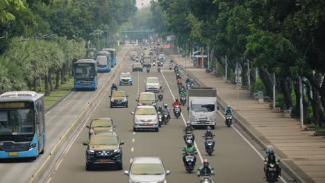 Posibilidad-Remota-De-Tráfico-Intenso-Conduciendo-En-El-Centro-De-Yakarta