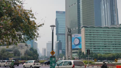 Kamerafahrt,-Die-Den-Geschäftigen-Verkehr-In-Der-Innenstadt-Von-Jakarta-Zeigt