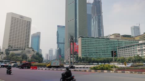 Verfolgungs--Und-Kippaufnahme-Des-Verkehrs-In-Jakarta