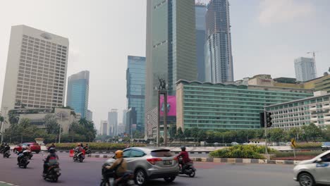Verfolgungs--Und-Kippaufnahme-Des-Verkehrs-In-Jakarta