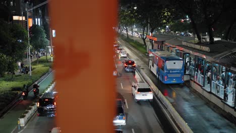 Kamerafahrt-über-Den-Verkehr-In-Jakarta-Bei-Nacht