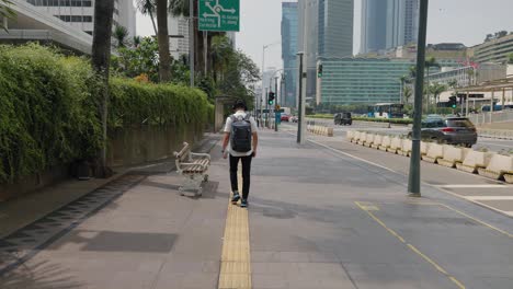 Kamerafahrt-Nach-Einer-Person,-Die-In-Jakarta-Die-Straße-Hinuntergeht