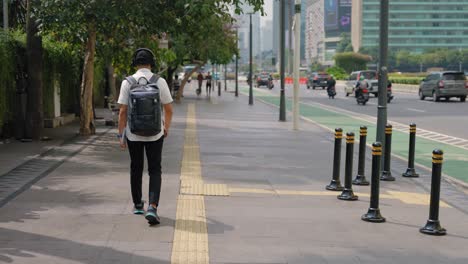 Tiro-De-Seguimiento-Siguiendo-A-Una-Persona-Caminando-Por-La-Calle-En-Yakarta