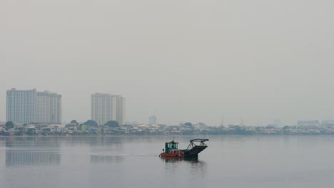 Totale-Des-Bootes-Im-Wasser-In-Jakarta