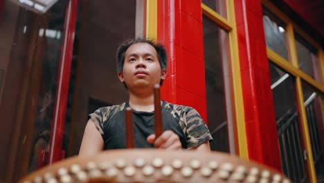 Niedrigwinkelaufnahme-Eines-Jungen,-Der-In-Jakarta-Trommel-Spielt