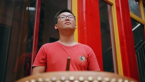 Tiefwinkelaufnahme-Eines-Jungen,-Der-In-Jakarta-Trommel-Spielt