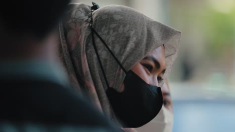 Nahaufnahme-Von-Frauen,-Die-In-Jakarta-Spazieren-Gehen