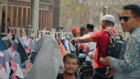Totale-Von-Männern,-Die-In-Jakarta-Einkaufen